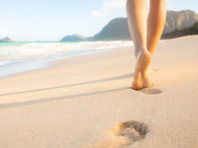 feet-walking-sandy-beach